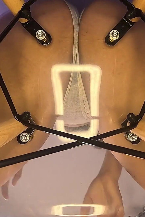 Scaun transparent debordează