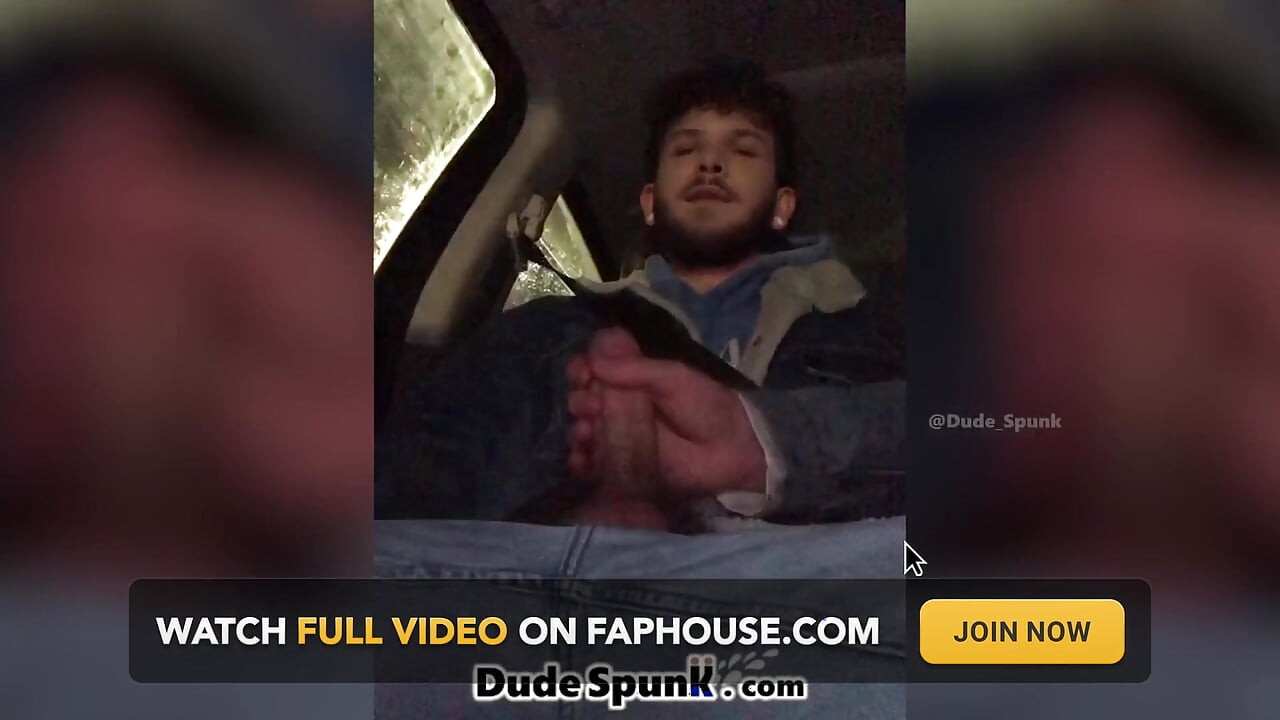 Zamolio sam vozača Ubera da mi dopusti da drkam kurac u njegovom autu i drkao mi je i svršio sam ogroman!