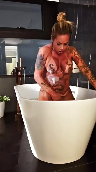 Krone ønsker at give sin fisse i håret