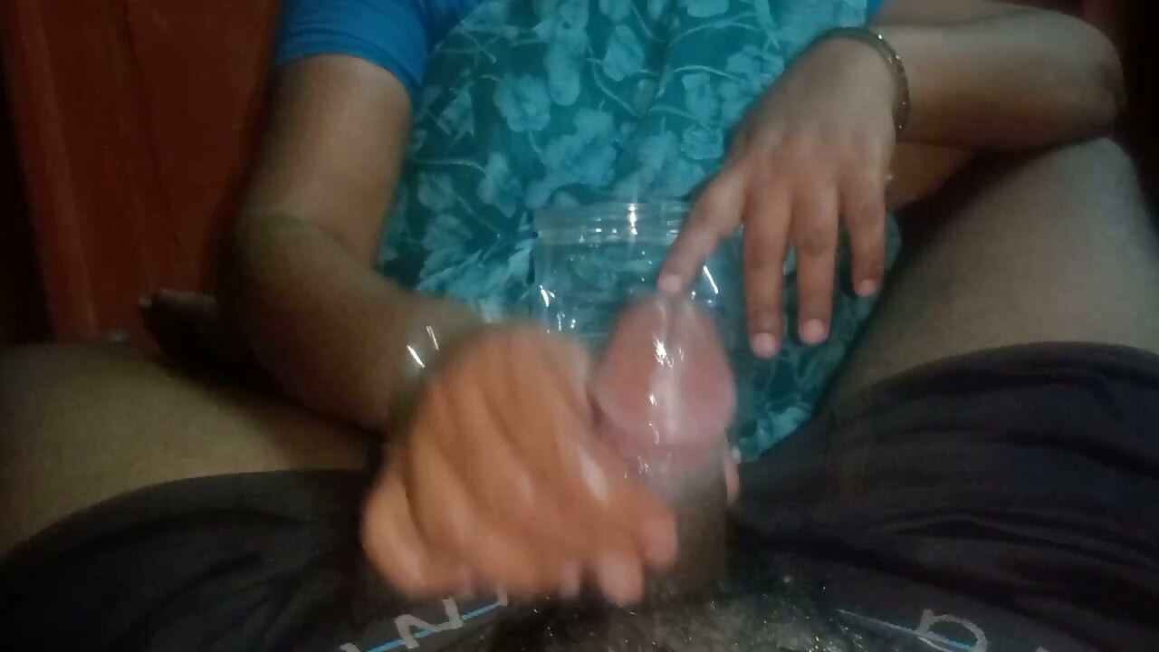 Telugu huisvrouw die de pik van een oude man schoonmaakt met water en een handjob