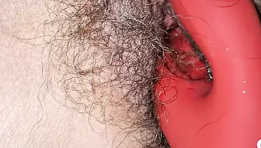 Behaarte muschi spielt nach creampie