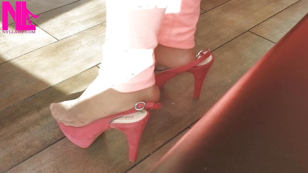 Schuhspiel mit high heels in einer bar