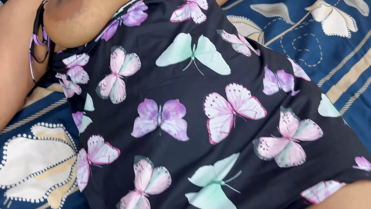 性感女職員被老闆猛幹 - 全裸辦公桌性愛。印地語影片