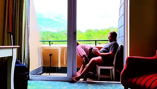 Dunkle wolken und stürmische brauen, aber es kann uns nicht davon abhalten, in unserem hotelzimmer zu ficken