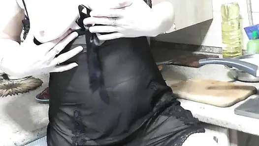 Домашнее порно видео Стриптиз шоу в кухне Секс соло зрелой милф Попка Натуральные сиськи Волосатая писька бритая Фетиш Чулки Высокие каблуки