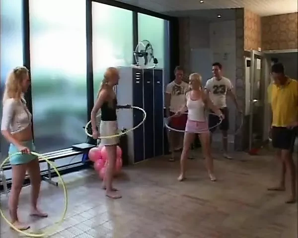 Soy una zorra cachonda y deja que mi instructor de pilates me folle el coño mojado
