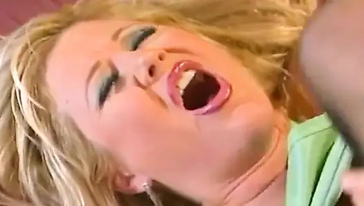 Büyük memeli sarışın hatun parmaklanıyor ve sert sikiliyor