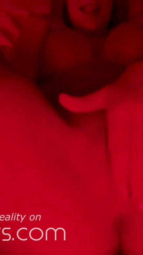 Vr bangers sex dur cu curvă din cameră roșie | Clip 1