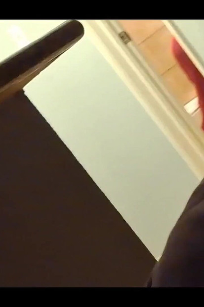 Une mamie à grosse chatte nettoie la baignoire et je viens la prendre