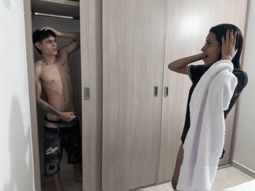 Ich beobachte junge Latina im schrank, nachdem sie aus der dusche gekommen ist, wir haben am Ende einen harten fick, bis ich in ihr gesicht bekomme.