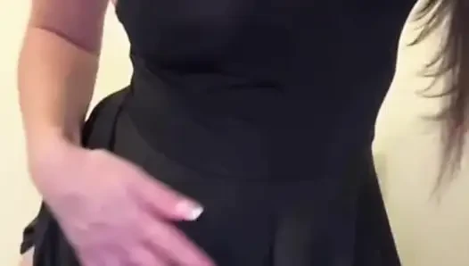 Stiefmutter mit dicken titten masturbiert ihre muschi und lutscht zwei schwänze