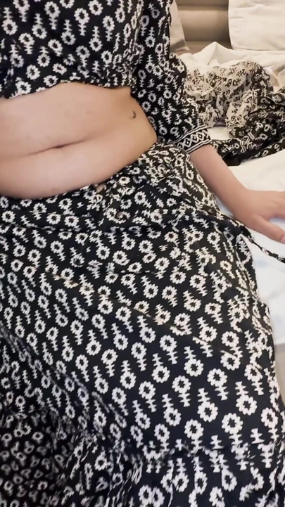 在答应和女友结婚后, 他以后入式和她做爱.