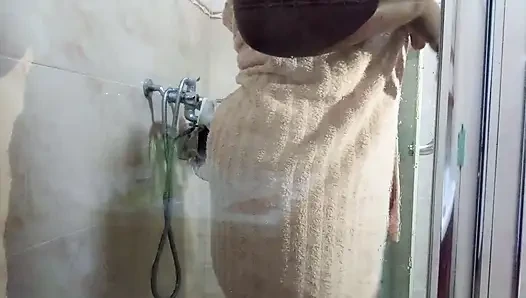 Ich wätsche meine muschi schön, damit mein mann mich gut ficken kann, eben so, wie ich es liebe.