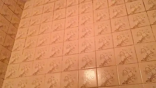 Banyoda çıplak bebek