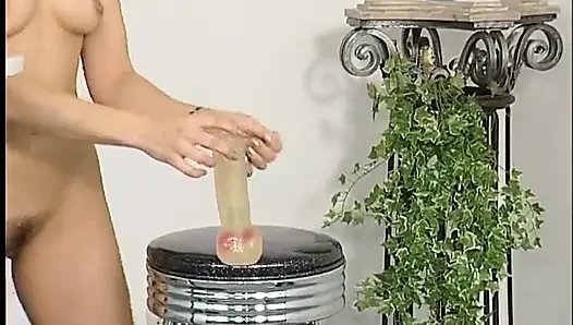 Симпатичная милфа мастурбирует игрушкой ее киску на кастинге
