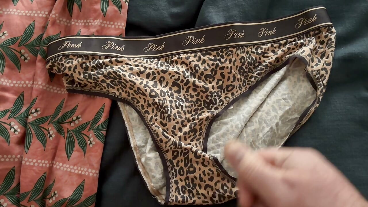 Corrida sobre las bragas de leopardo de Victoria's Secret