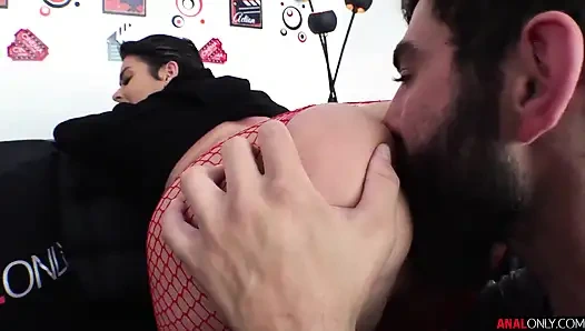 Yaramaz Nicole'ün anal sekse ihtiyacı var