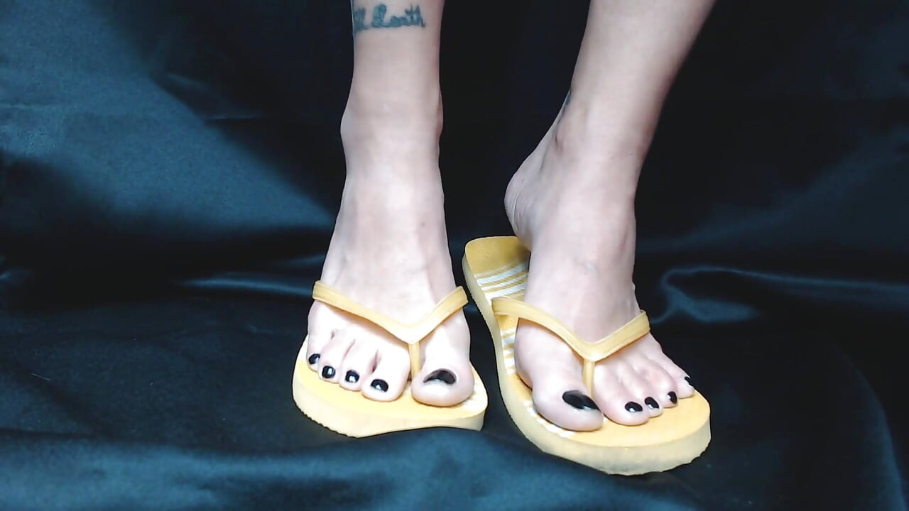 노란색 플립플롭 클로즈업 슈즈플레이