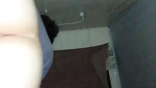 Bomba çubuğun yarısı göt yemiyor ve ona vermek için kiraya veriyorum