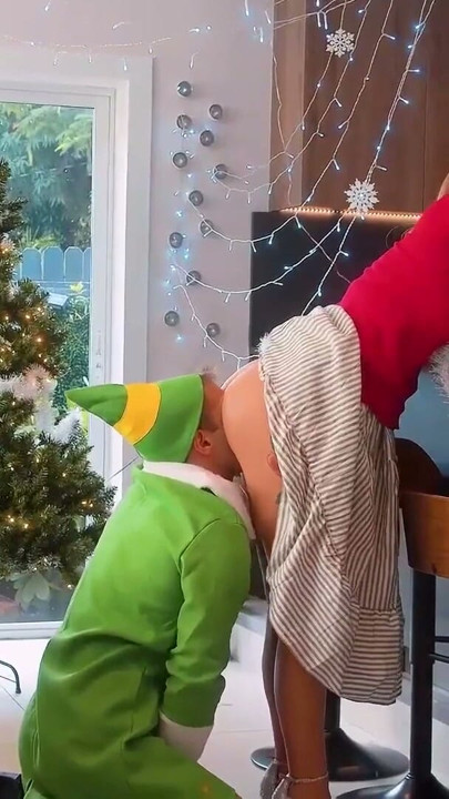 Merry FreeUse Christmas! Milf Stepmom Teaches Horny Stepson And Shy Stepdaughter How To Fuck | Clip 1
