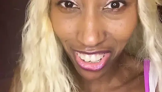 Sarışın diğer kızlardan daha iyi yarak / dildo emiyor mu?