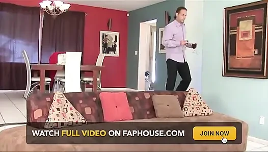 Tante hot rambut cokelat dientot habis-habisan sama kontol besar pria kulit hitam kontol besar demi suaminya