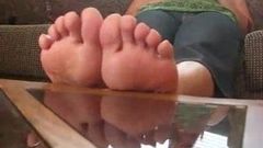 Piękne latynoskie stopy w klapkach i gołe