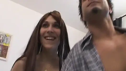 Французская крошка скачет на члене на кастинге в любительском видео