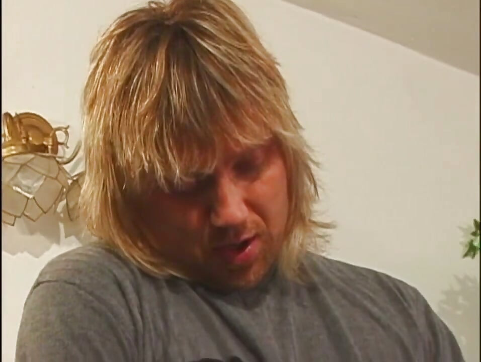 Sarışın kız amcık domalma pozisyonunda sikişiyor, büyük yarak emiyor amcık yalıyor 69 (tam orijinal film.)