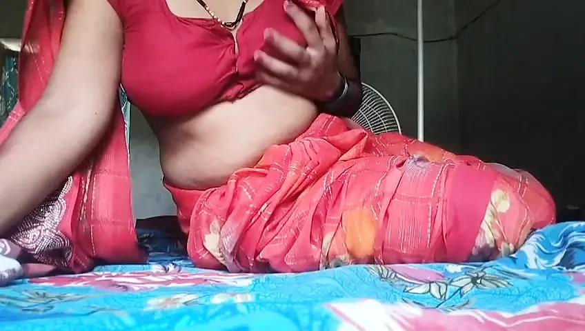 Sister-in-law with big pussy put her finger in her pussy and took out the water from the pussy with a sex vibrator.
