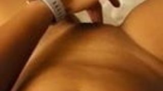 Usbekische MILF masturbiert ihre rasierte Muschi