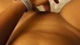 Uzbeki milf masturbates ona tıraş kedi