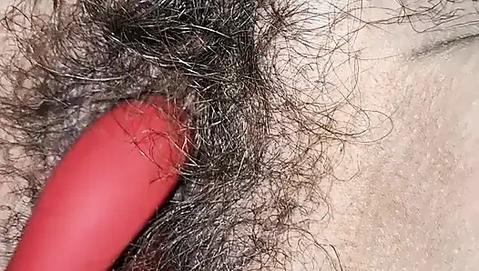 Neues spielzeug, behaarte muschi