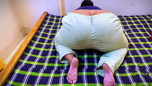 Kolaj kızı azgınken pansiyonda canlı gösteriye başlıyor