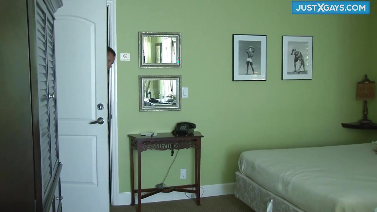 在淋浴时, 我拿走了他的鸡巴