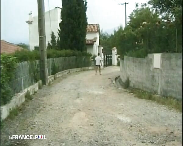 Een mooie teef spuugt een man om haar zaad te likken.