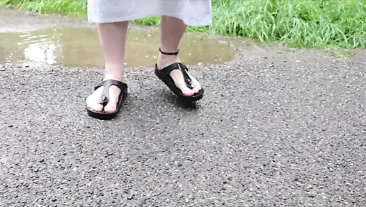 Birkenstock Latschen Haben Spaß in Der Regenpfütze