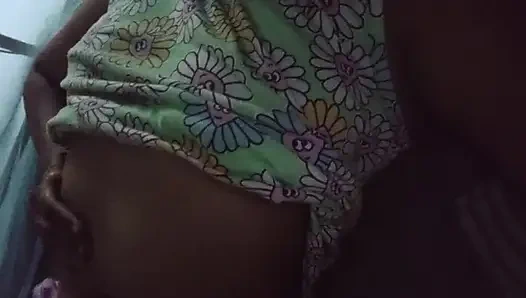 Cewek sri lanka ini lagi asik muasin memek beceknya pakai dildo di kamar mandi