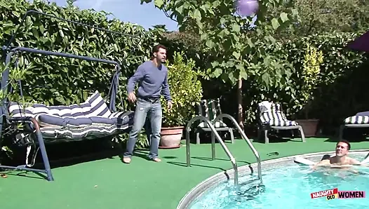 Четыре удивительные милфы целуются и лижут друг друга перед скачкой на паре жестких членов