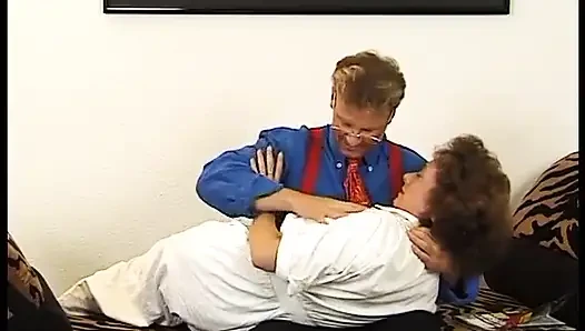 İki kıllı nine genç bir adamın yarağını tatmin ediyor