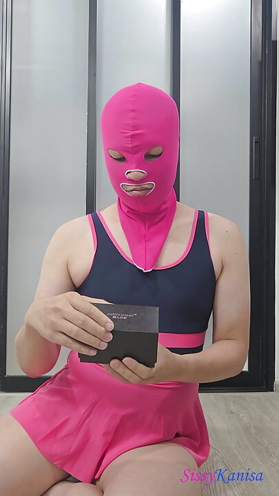 Maricas Kanisa Unbox seu novo brinquedo. Rosa boca plug dildo