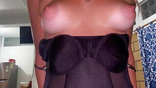 Une petite salope blonde porte un corset noir, une culotte noire et un tour de cou pendant que je lui baise la cervelle et éjacule sur ses seins