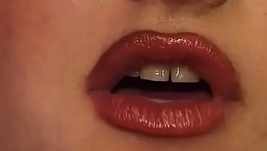 Возбужденная милфа глубоко заглатывает и широко растягивается в хардкорном трахе