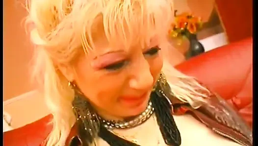 Giyinik tombul olgun sürtük şişe ve muzla deliklerini sikiyor