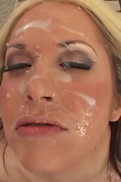 Cette salope n’avait même pas pris ces bites dans le cul et elle est devenue une salope.