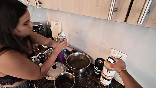 Ibu Tiri Ingin Bercinta Di Dapur Cumshot Di Mulut