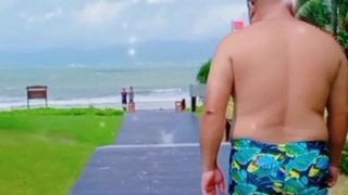 Show de baú de natação na praia com urso gordinho da China
