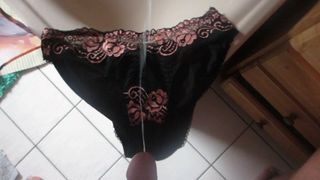 Éjacule sur une belle lingerie, partie 2