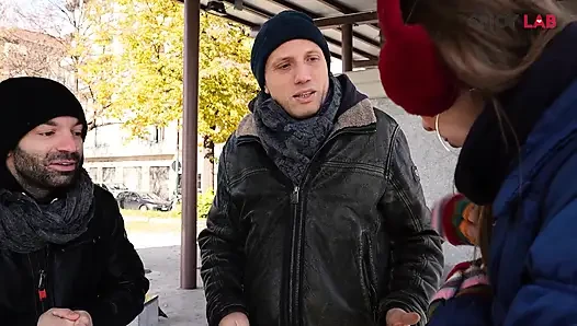 两个幸运的游客操一个比利时女孩