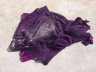 紫色のドレスに踏みつけて土を踏み潰す